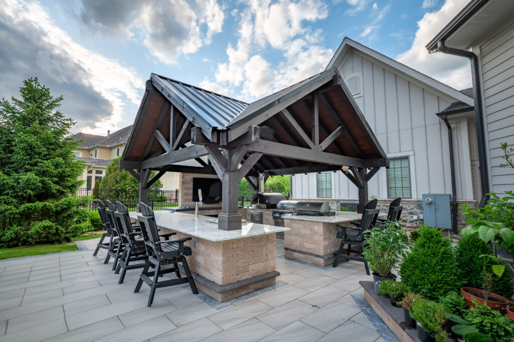 FloresLandscapesMalinowskiOutdoorLivingArea_5-15-25-12 - Flores Landscapes Modern outdoor bar for entertaining in Central Ohio